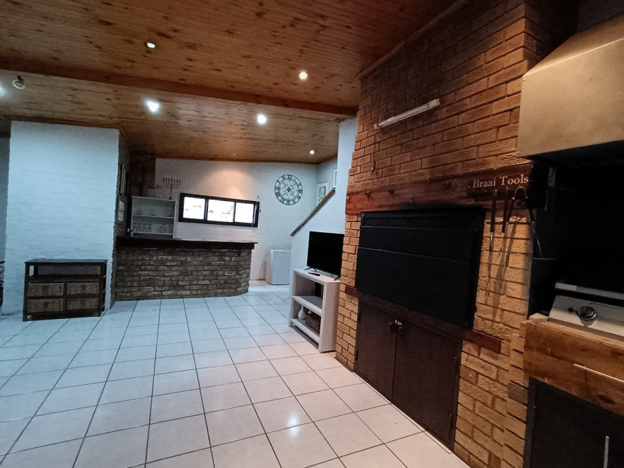 To Let 4 Bedroom Property for Rent in Avondale Western Cape